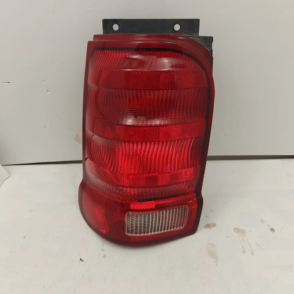 Conjunto de luces traseras izquierda Ford Explorer 2001-2003 OEM  Foto 1 de 4