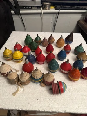 Lote de 32 hilanderos antiguos vintage de madera de juguete con punta de metal tamaños surtidos Foto 1 de 4