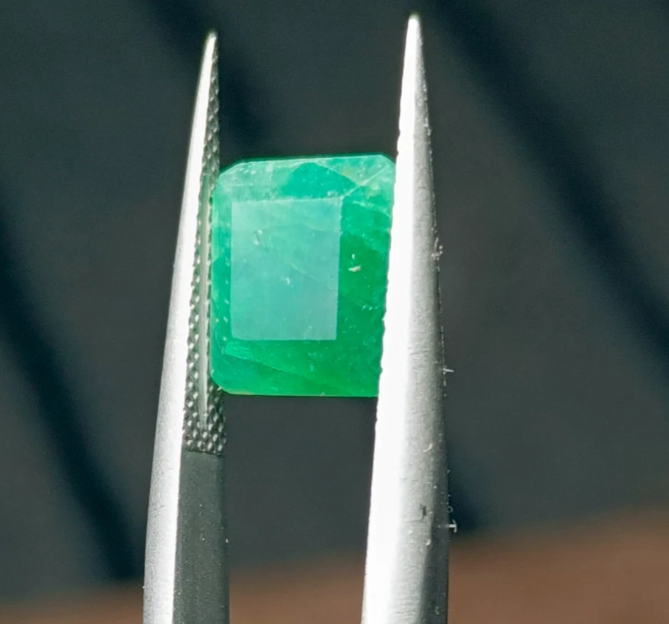 2.23 ct Faceted Emerald loose stone from swat Pakistan - Image 1 of 4