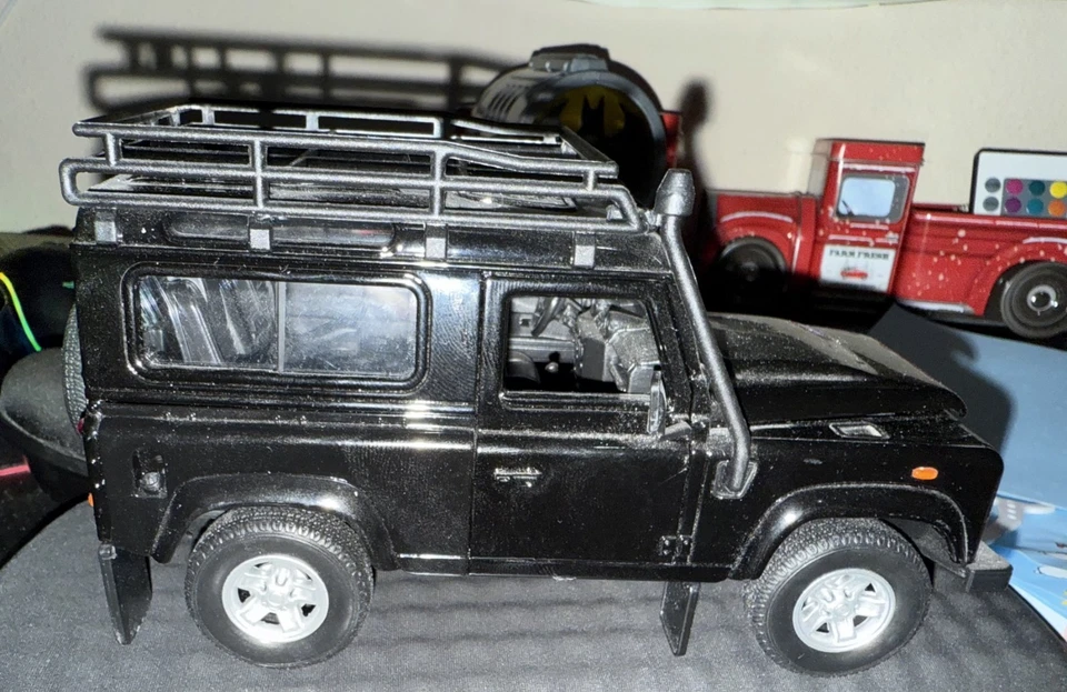 Coche modelo Welly escala 1/24 22498 Land Rover Defender - negro Foto 1 de 1