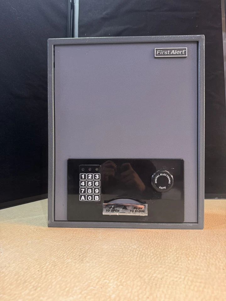First Alert Digital Electronic Safe MFAS2074F - Bild 1 von 4