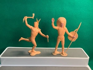 Lotto di 2 action figure in plastica Louis Marx Indian, Chief MCMLXIV 1964 Wild West - Foto 1 di 4