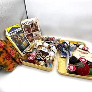 Vintage Nähpaket Fadenspulen Schere Tomate Nadelkissen McCall’s Floral - Bild 1 von 9
