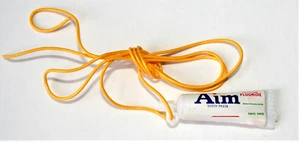 Hong Kong Máquina expendedora de chicles Objetivo de premio Tubos de pasta de dientes Collar Años 70 Nuevo de Lote Antiguo Nuevo - Imagen 1 de 2