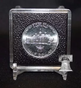 30 mm Halber Dollar 2x2 Münzhalter Display QUADRUM INTERCEPT Kapsel Druckknopf + Ständer - Bild 1 von 5