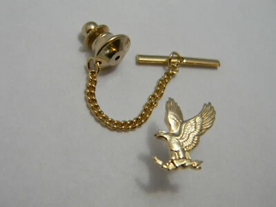 Águila, corbata con cadena y barra, latón macizo chapado en oro de 18 quilates, caja, EE. UU. Foto 1 de 4