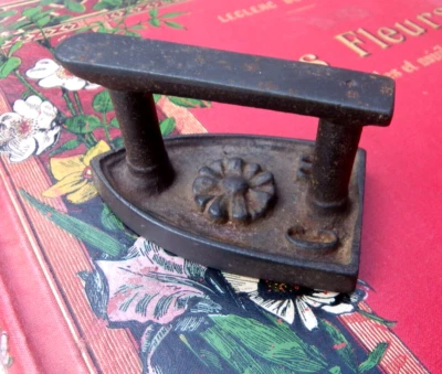 ANCIEN PETIT FER À REPASSER LES DENTELLES EN FONTE - DÉCOR D'UNE FLEUR  ET CT - Photo 1/4