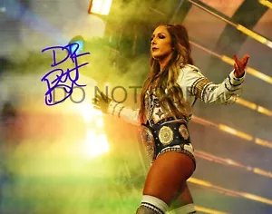 DR. Britt Baker AEW wrestling firmata RISTAMPA 8x10 foto FANTASTICA #3 RP - Foto 1 di 1