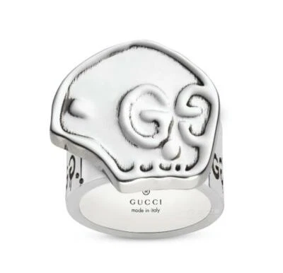 Anel fantasma prata envelhecida Gucci com caveira Hamlet e impressão GG 457228 0701 - Imagem 1 de 4
