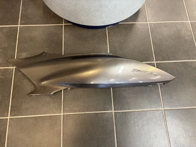 FUNDA LATERAL IZQUIERDA HONDA PCX 150 83650-K96-V00ZC COLOR ES DE UN 2019 Foto 1 de 3