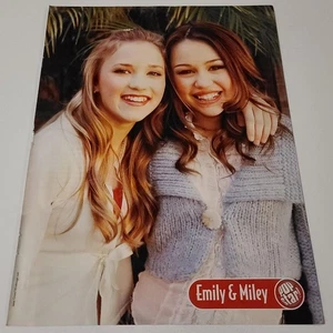 Pinup Emily Osment y Miley Cyrus - Imagen 1 de 1