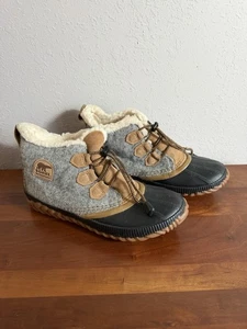 Sorel Out N About Plus wasserdichte Entenstiefel Kunstfellfutter grau Wolle hellbraun Damen 6 - Bild 1 von 6