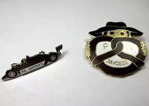 Lote de colección 2 PA Pennsylvania Jaycees JCs recuerdo metal pin coche de carreras Amish - Imagen 1 de 7