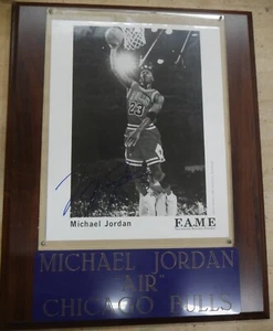 MICHAEL JORDAN AIR CHICAGO BULLS SIGNED PICTURE PLAQUE NBA F.A.M.E W COA - Picture 1 of 10
