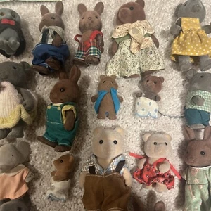 Sylvanian Familien Menge 35 Figuren Vintage 1985 plus Broschüren und Aufkleber - Bild 1 von 10