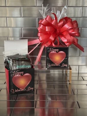 Caja de regalo de mentas de chocolate Bouchard día de San Valentín-cesta envuelta y lazo rojo Foto 1 de 2