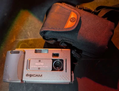 Sanyo VPC-G210 Digital Camera 0.4MP Silver – Tested & Working with Case - Image 1 of 4