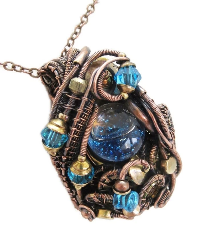 Colgante sensorial líquido Steampunk azul brillo: collar envuelto en alambre de bronce Foto 1 de 4