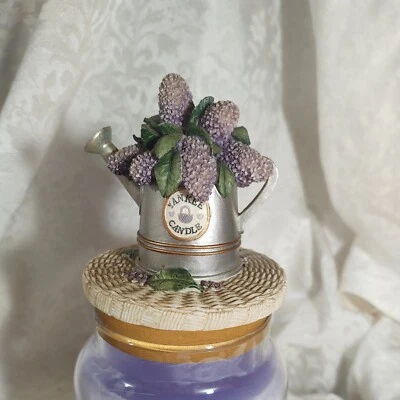 Forma de regadera de velas Yankee con una flor púrpura y un adorno verde.  - Usado en excelente estado Foto 1 de 4