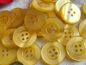 Lot 30 boutons vintage jaune lumineux 4 tous diamètre 2 cm ref 1326 - Picture 1 of 2