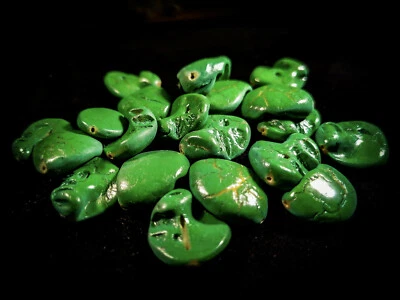 PERLANDO: 22 SPEKTAKULÄRER PERLMUTTSPLITTER NUGGETS - SPINAT GRÜN 20 MM (130/8) - Bild 1 von 4