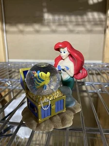 Vintage DISNEY Kleine Meerjungfrau Mini Schatztruhe Schneekugel * Flunder * Arielle  - Bild 1 von 4