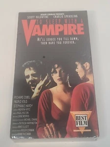 ZUM SCHLAFEN MIT EINEM VAMPIR VHS NEU VERSIEGELT - Bild 1 von 7