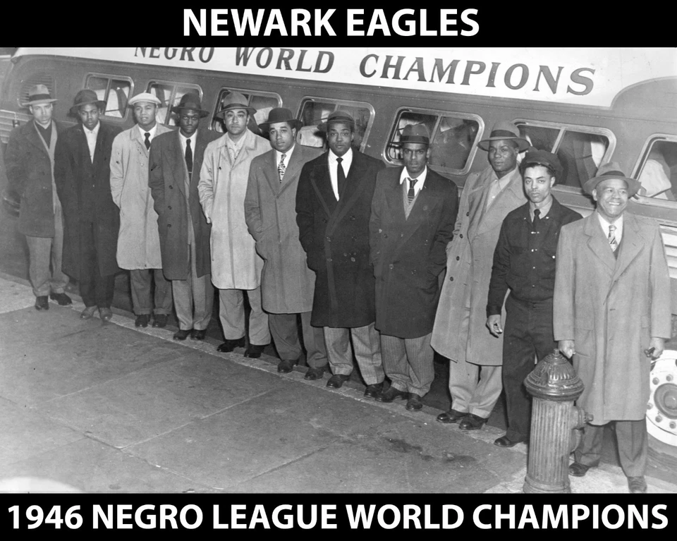 NEWARK EAGLES - Campeones de la Serie Mundial de la Liga Negra 1946 - Foto 8x10 en blanco y negro Foto 1 de 1