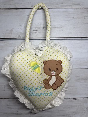 Travesseiro de porta vintage Russ Berrie A Door Ables Shh bebê urso amarelo dormindo - Imagem 1 de 4