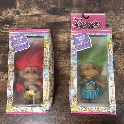 Lote De 2 Trolls Tesoros De Colección con Wishstone Pelo Rojo Y Verde As Novedad Foto 1 de 4