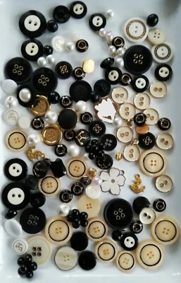 Knopf/Kurzwaren,124 STÜCK, schwarz/creme/gold. Gemischt-über Jahre gesammelt! - Bild 1 von 3