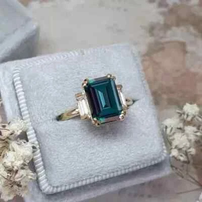 Anillo de compromiso de topacio azul Londres creado en laboratorio esmeralda de 2 quilates enchapado en oro amarillo de 14 k Foto 1 de 4