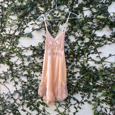 Vestido sin cordones de seda rosa vintage de los años 20 con adornos de encaje sin existencias convertible de peluche de los años 30 Foto 1 de 4