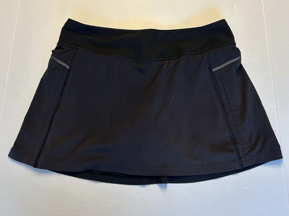 Falda corta Lucy Tech Endurance Run tenis/golf negra talla mediana Foto 1 de 4
