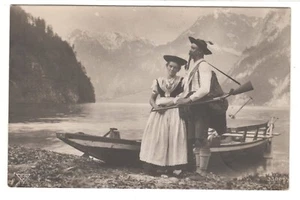Baviera uomo e donna in costume bavarese delle Alpi lago paesaggio montano foto 1908 - Foto 1 di 2