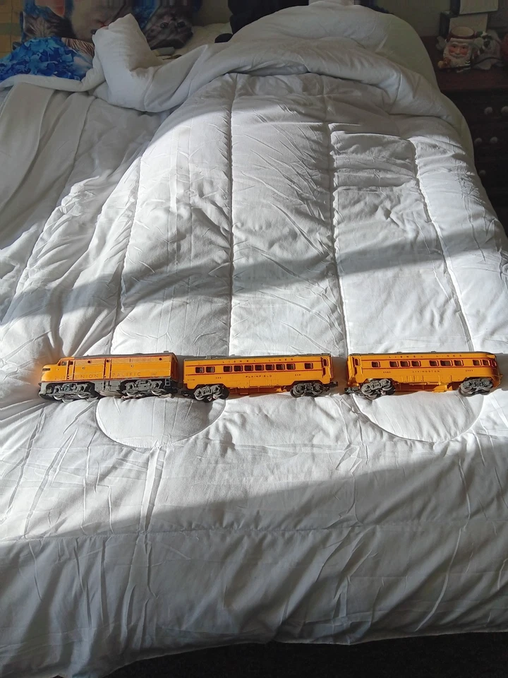 50th anniversary union pacific train engine and passenger cars in good condition - Image 1 of 3