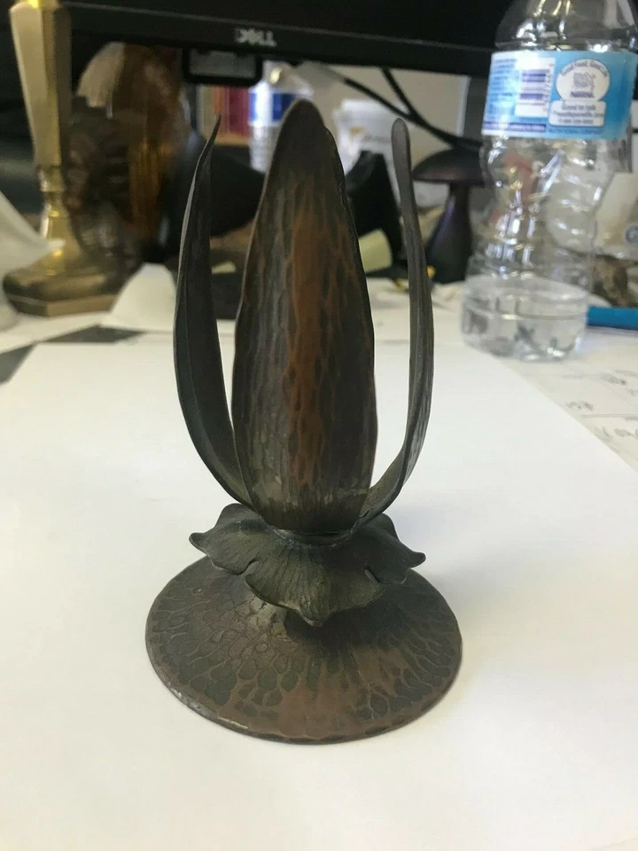 Jarrón antiguo Roycroft de cobre Floriforme Foto 1 de 4