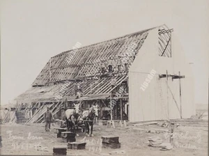 1919 großes 9x7 Foto von Männern Gebäude Rahmen Scheune in Iowa - Post & Beam - Bild 1 von 7