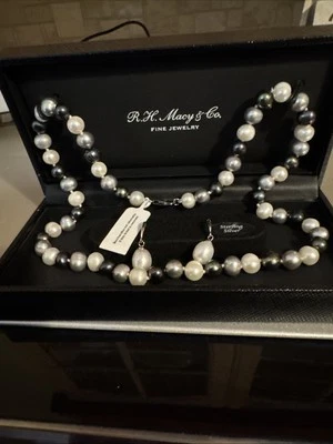 Juego de collar y pendientes de perlas. Perlas gris claro gris oscuro y blanco. Foto 1 de 4