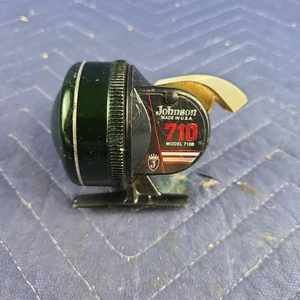 CARRETE DE PESCA JOHNSON CENTURY 710B SPINCAST HECHO EN EE. UU. - Imagen 1 de 6