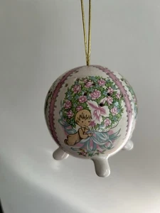 Vintage hängender Porzellan Pomander Potpourri Halter mit Fuß rosa Blumen Cherub - Bild 1 von 6