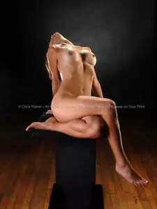 1445-HW Hermosa Mujer Sentada en Pedestal Bellas Artes Modelo Desnuda Firmada Maher - Imagen 1 de 1
