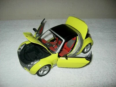 SMART ROADSTER  BBURAGO 1:18 OPENING DOORS HOOD & TRUNK - Image 1 of 4
