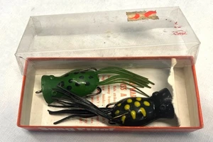 2 schöne Vintage Hakenfeste Angelköder Gefleckt Grün und Gefleckt Schwarz Frösche - Bild 1 von 6
