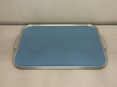 Bandeja de regazo Kaymet en azul pastel con marco plateado estilo vintage Foto 1 de 4