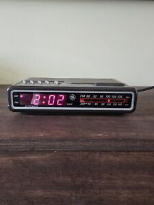 Vintage GE 7-4612B Digital Alarm Clock Radio General Electric Works, Clean