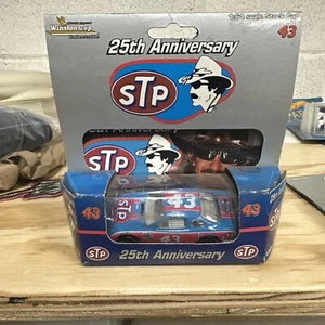 Nascar Winston Cup 1996 STP 25TH Anniversary 43 Richard Petty 1/64 Scale Car - Picture 1 of 6