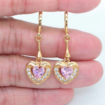Pendientes colgantes corazones de amor con encantadores de topacio místico rojo rellenos de oro amarillo de 18 quilates Foto 1 de 4