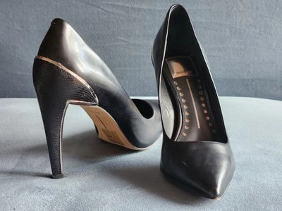 Zapatos de salón/tacones de aguja Dolce Vita Karisse de cuero negro y plateado con punta de aguja... Foto 1 de 4