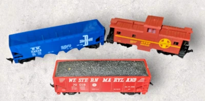 HO Lot of 3 Freight Cars ROCO Boston Maine Hopper ATSF Caboose & MARX WM Hopper - Image 1 of 4